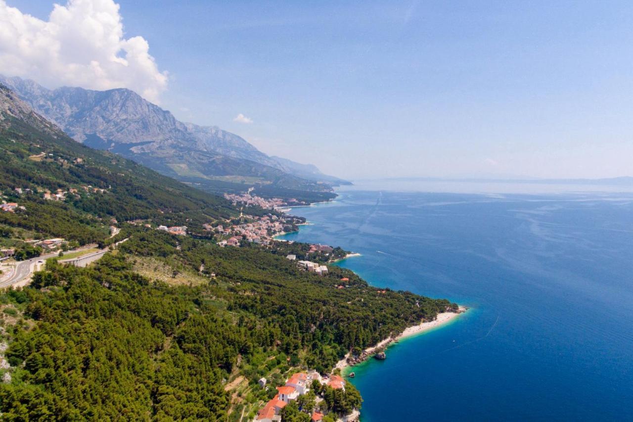 Rooms with a parking space Brela, Makarska - 17281 Exteriör bild