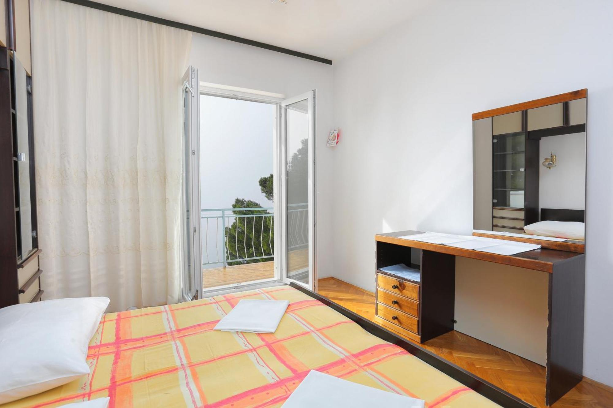 Rooms with a parking space Brela, Makarska - 17281 Rum bild