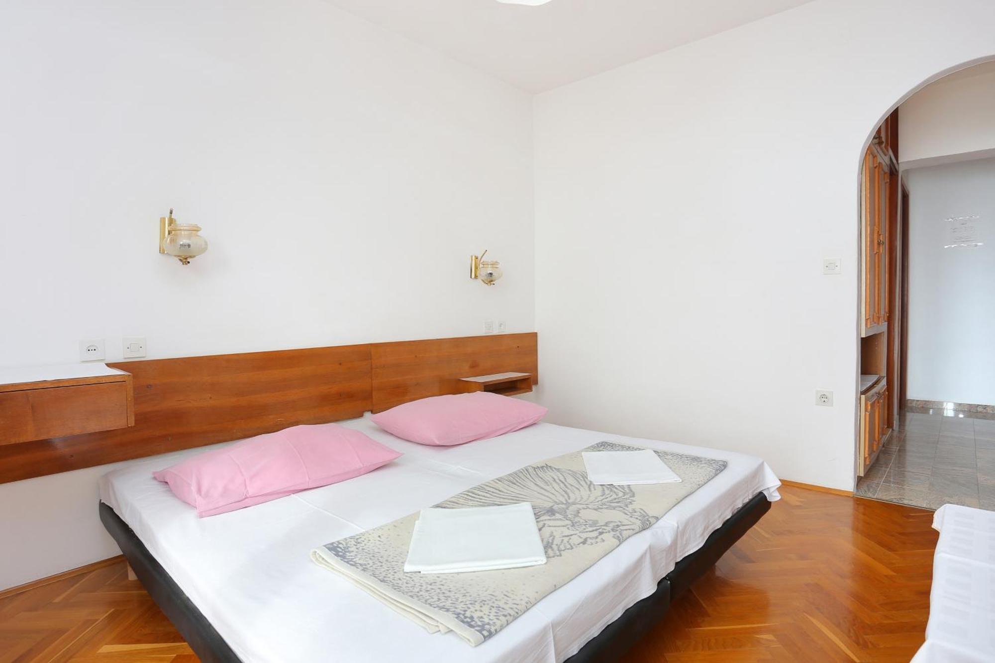 Rooms with a parking space Brela, Makarska - 17281 Rum bild